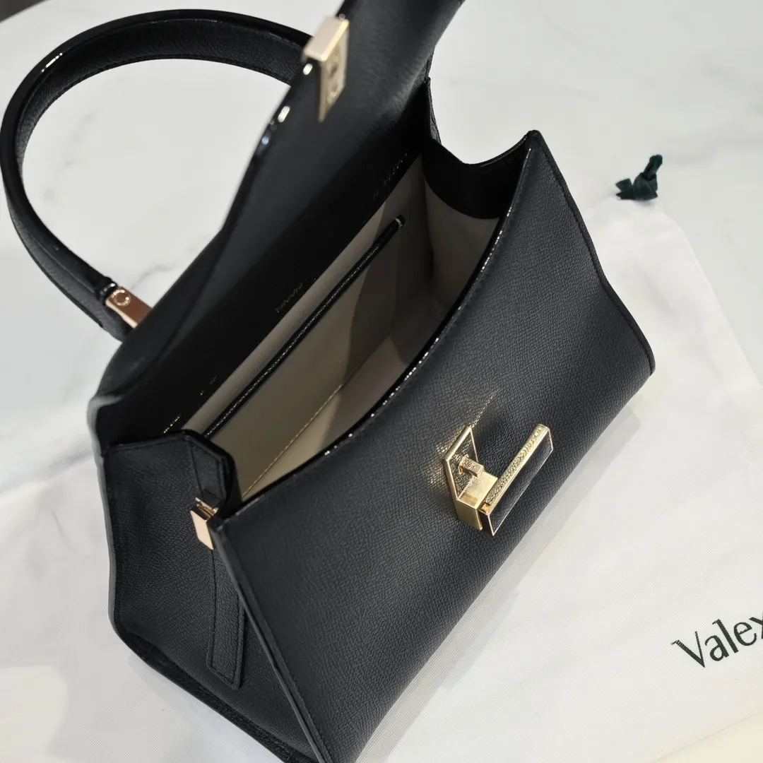Valextra, the name of Italy's beloved horse, Iside is Val. One of extra's most iconic designs. There is no obvious logo, but the simple collective line design is very recognizable, full of architectural art, and shows a capable and intellectual style. It is made of imported palm-print lining cowhide, with up to five stitches of handwork, and the shiny oil edges test the skill of the craftsman. Small size: 22cm model 6627-1#